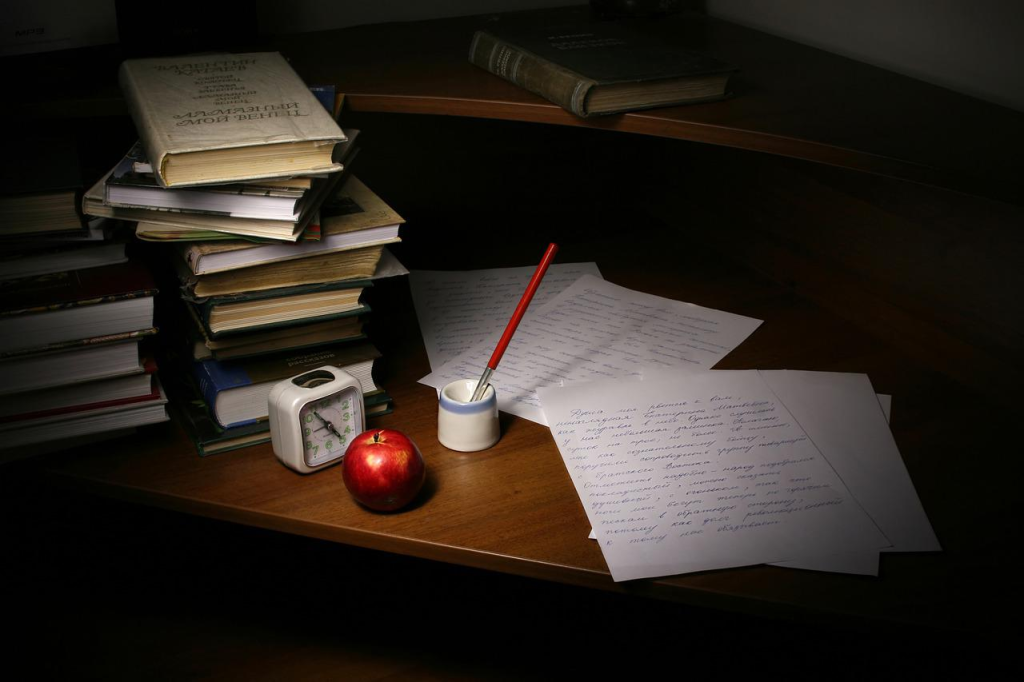 Listing some Essential Tools to Ease the Essay Writing Process